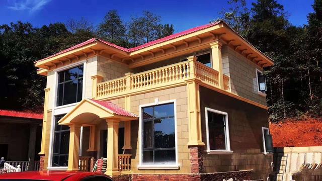 現(xiàn)在農(nóng)村的房屋建筑與以前大不相同。許多人在他們的家園上建造了漂亮的別墅，這真是令人羨慕。