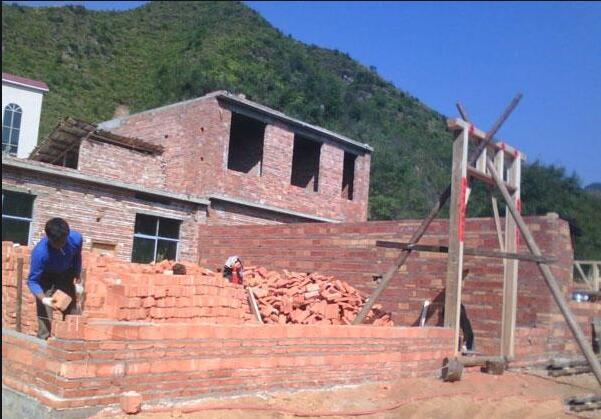 現(xiàn)在農(nóng)村的房屋建筑與以前大不相同。許多人在他們的家園上建造了漂亮的別墅，這真是令人羨慕。