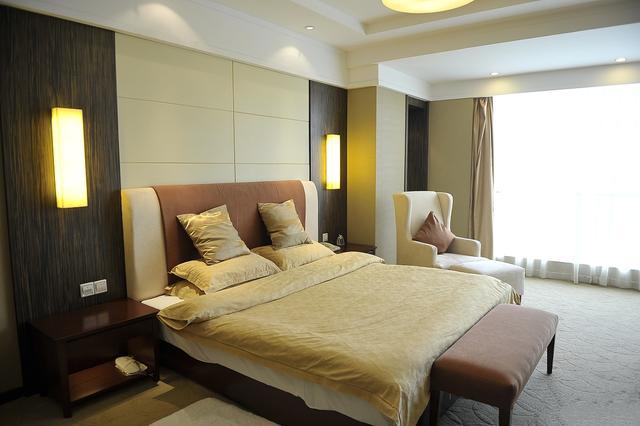 這個(gè)年齡段的人不需要太累，也不需要把賺錢(qián)作為他們?nèi)松牡谝荒繕?biāo)。當(dāng)然，舒適幸福生活的第一步是在我家鄉(xiāng)的家園上建一棟別墅。