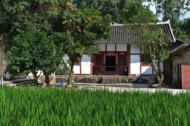 我向你們展示一套新農(nóng)村的平面圖，寬15米，深13米。它計(jì)劃建在豫北的農(nóng)村。這間公寓怎么樣？