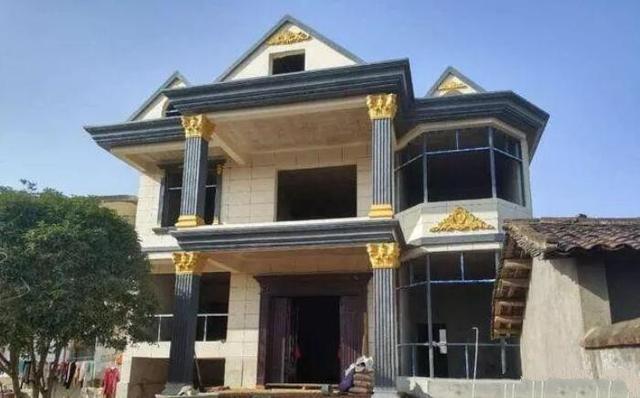 　一棟農(nóng)村自建別墅的實景是12米寬，二樓有一個車庫。費用是40萬元。值得嗎？