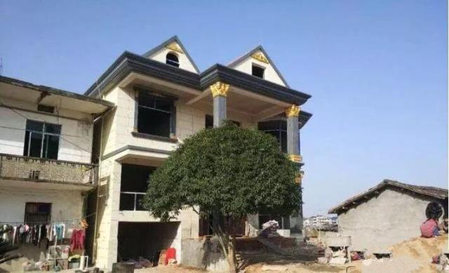 　一棟農(nóng)村自建別墅的實景是12米寬，二樓有一個車庫。費用是40萬元。值得嗎？