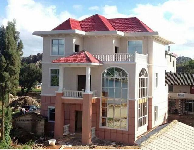 看著村長的新房子，兩層半的復(fù)式結(jié)構(gòu)完美地恢復(fù)了設(shè)計圖紙。