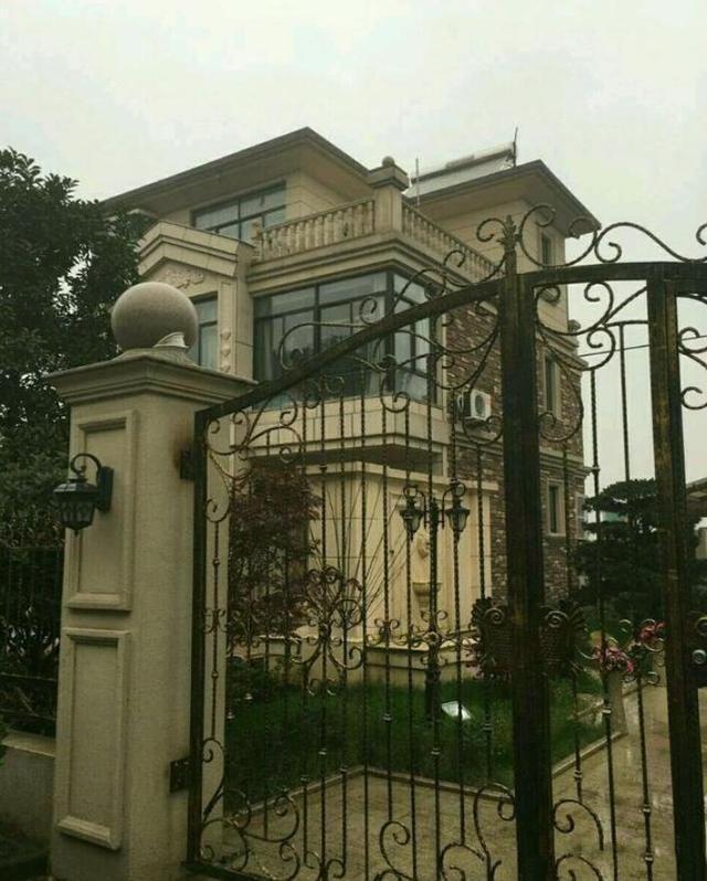 三層復(fù)古別墅