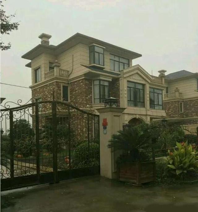 三層復(fù)古別墅