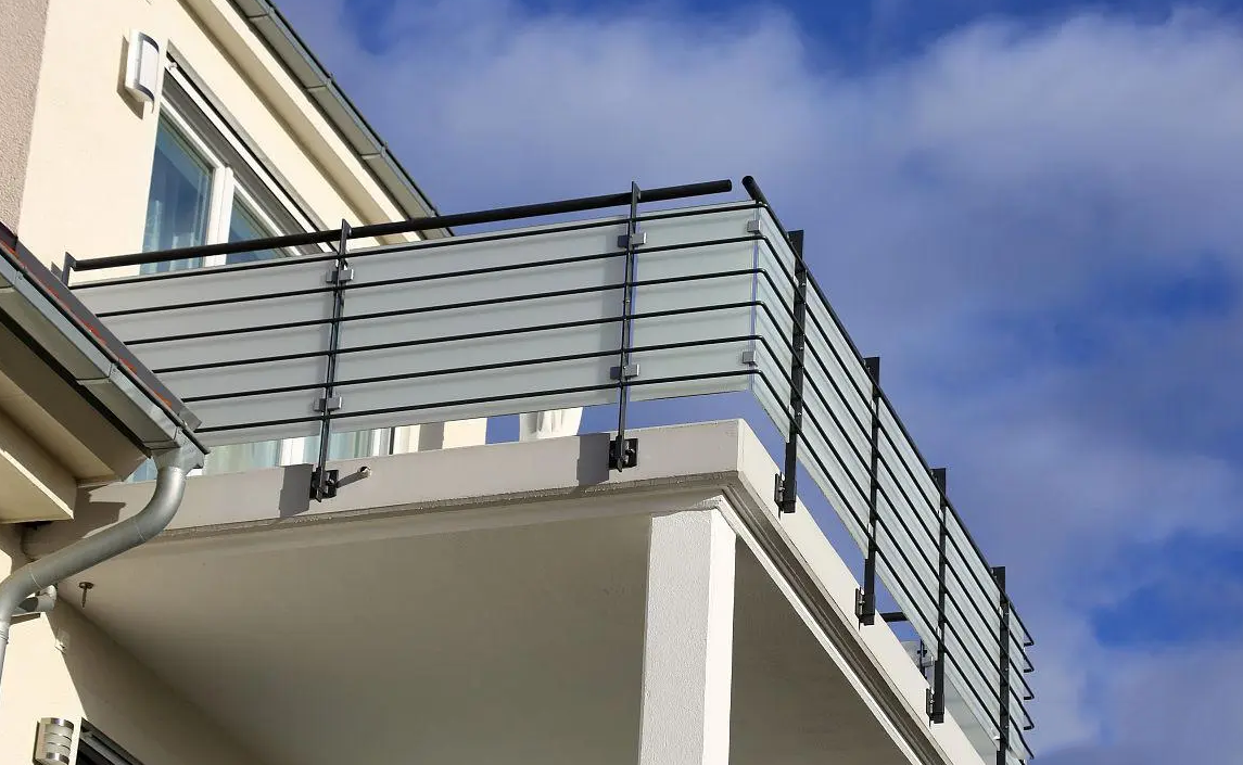 農(nóng)村自建房中陽臺安裝什么材質(zhì)的“護欄”好，看了全明白了