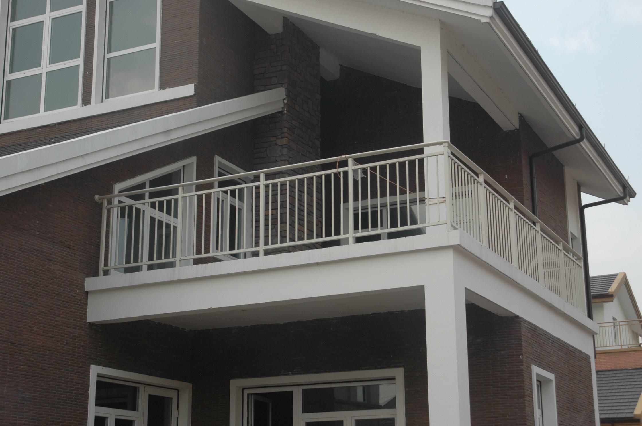 別墅陽臺護(hù)欄該如何選擇，別墅二樓陽臺護(hù)欄